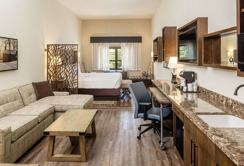 Отель Best Western Plus Franciscan Square Inn & Suites  Steubenville