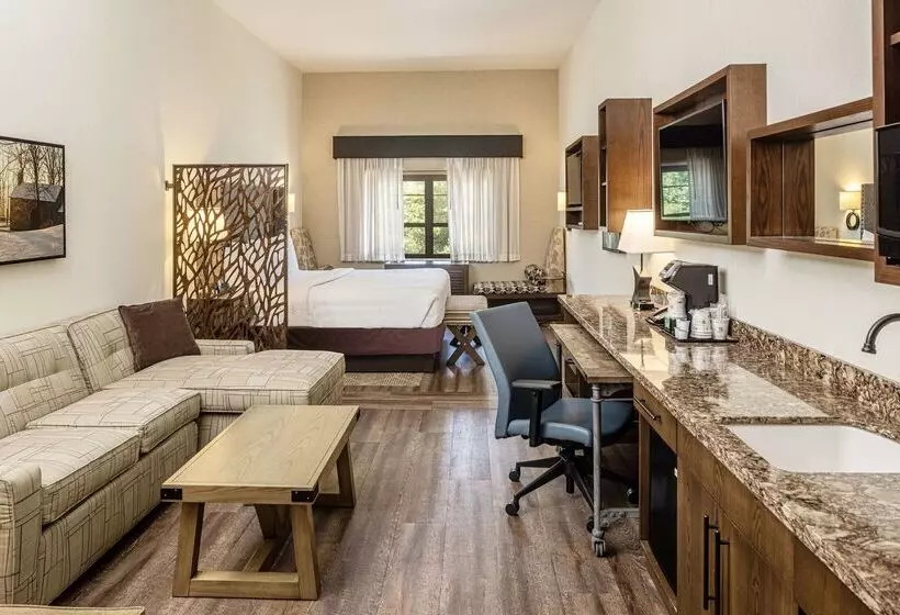 ホテル Best Western Plus Franciscan Square Inn & Suites  Steubenville