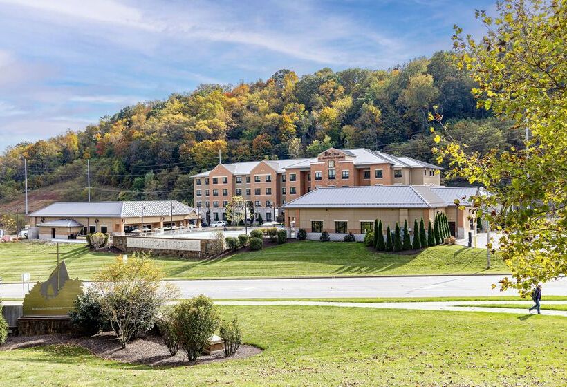 Отель Best Western Plus Franciscan Square Inn & Suites  Steubenville