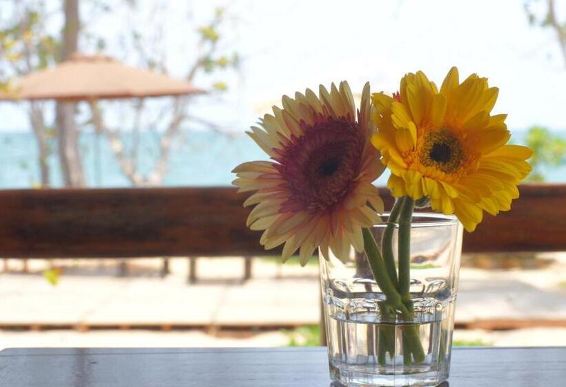 هتل Gold Sand Beach Bungalow