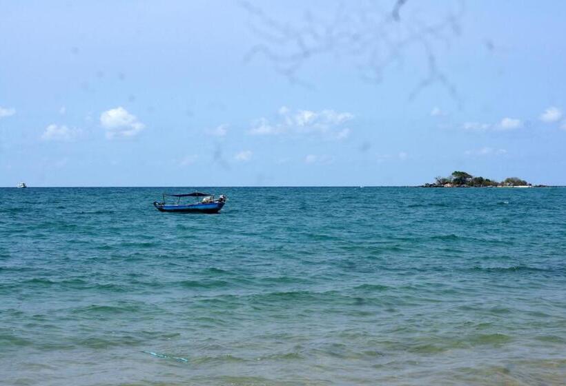 هتل Gold Sand Beach Bungalow