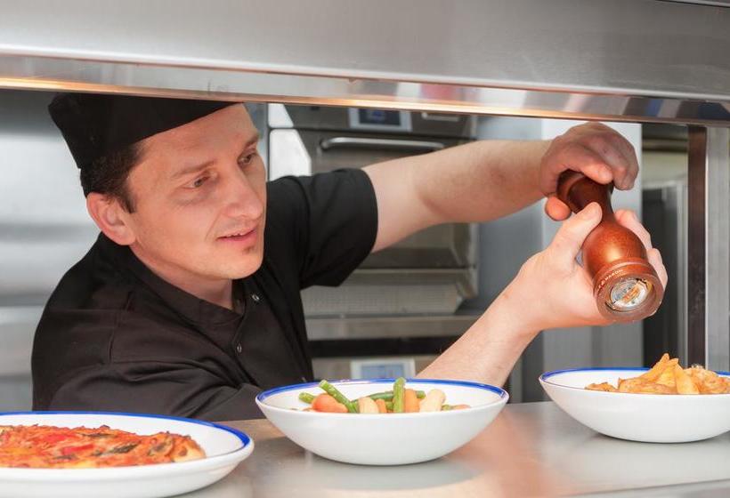 هتل Holiday Inn Express Aberdeen Airport, An Ihg