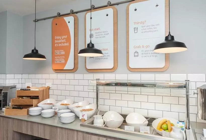 ホテル Holiday Inn Express Aberdeen Airport, An Ihg