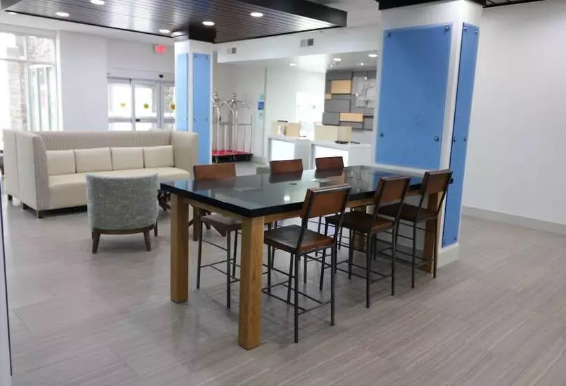 ホテル Holiday Inn Express & Suites   Coffeyville, An Ihg