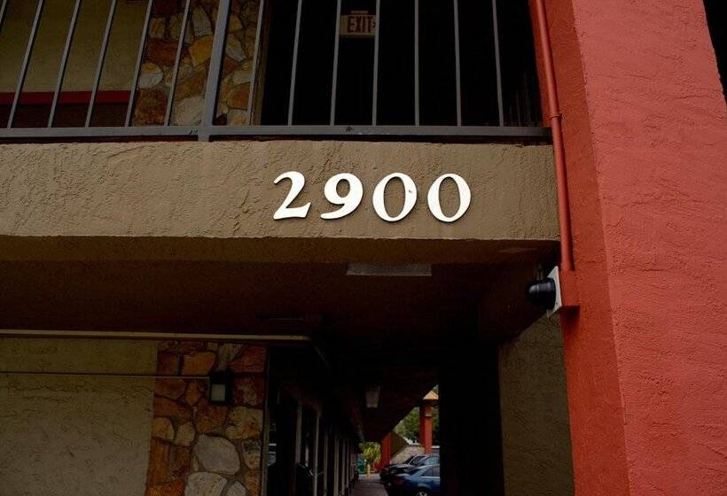 בית מלון כפרי Polynesian Inn