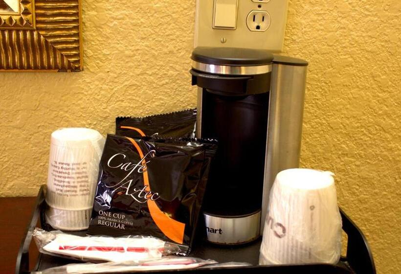 בית מלון כפרי Polynesian Inn