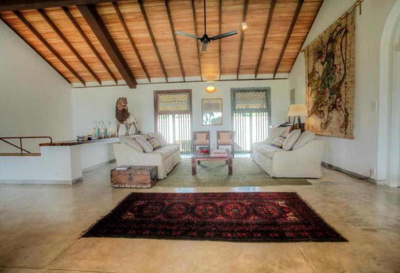 Villa Saffron Hikkaduwa