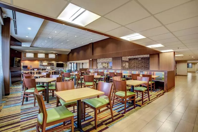 ホテル Fairfield Inn & Suites By Marriott Springfield Holyoke
