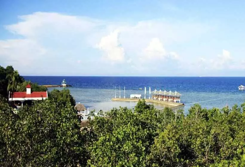 ホテル Whispering Palms Island Resort