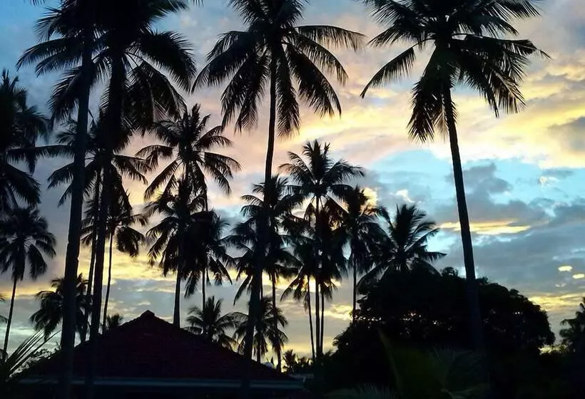 ホテル Whispering Palms Island Resort