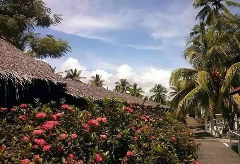 ホテル Whispering Palms Island Resort