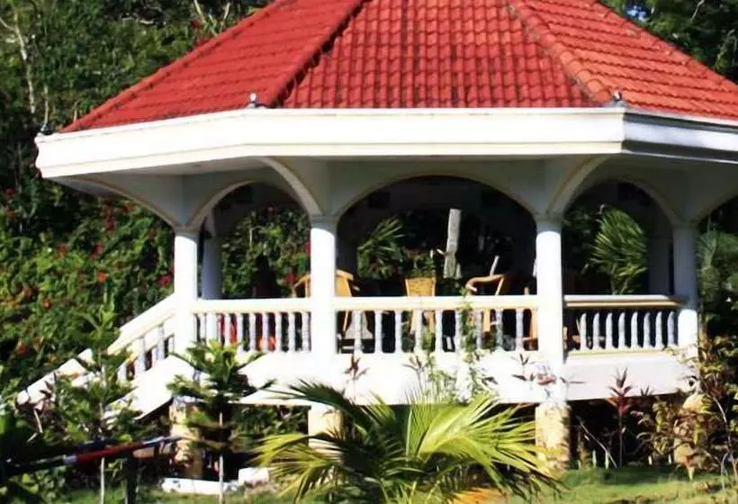 ホテル Whispering Palms Island Resort