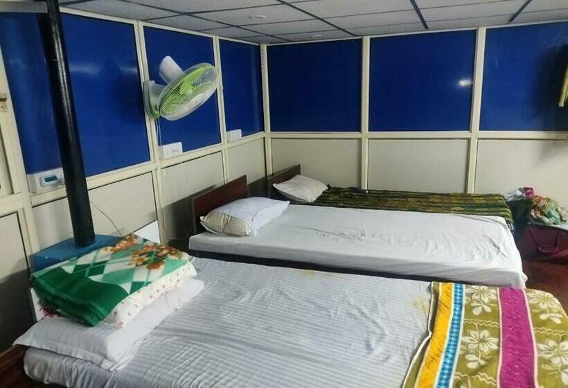 Schronisko Rajeswari Ac Dormitory For Indian Males Only