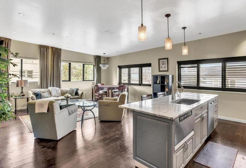 호텔 Violetsuitespdx