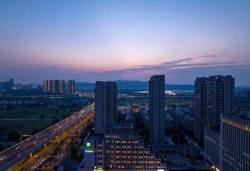 Отель Holiday Inn Express Suzhou Shihu University Town