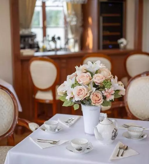 ユースホステル Zámeček   Chateau Lány   Depandance Stroodel