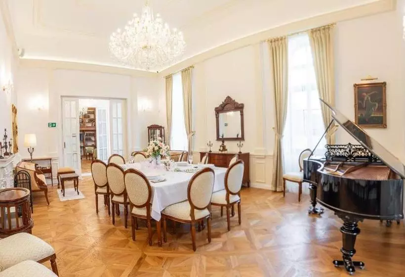 ユースホステル Zámeček   Chateau Lány   Depandance Stroodel