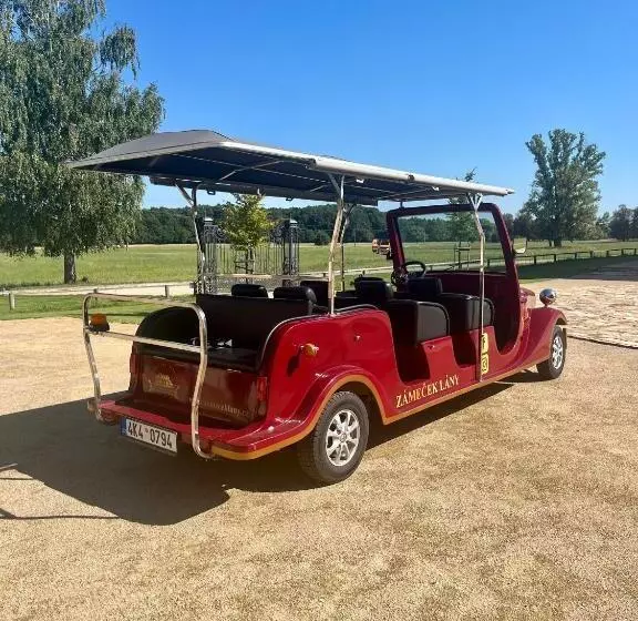 ユースホステル Zámeček   Chateau Lány   Depandance Stroodel