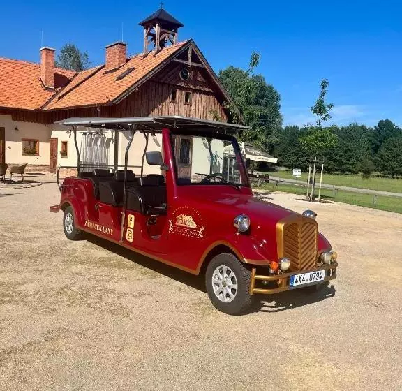 ユースホステル Zámeček   Chateau Lány   Depandance Stroodel