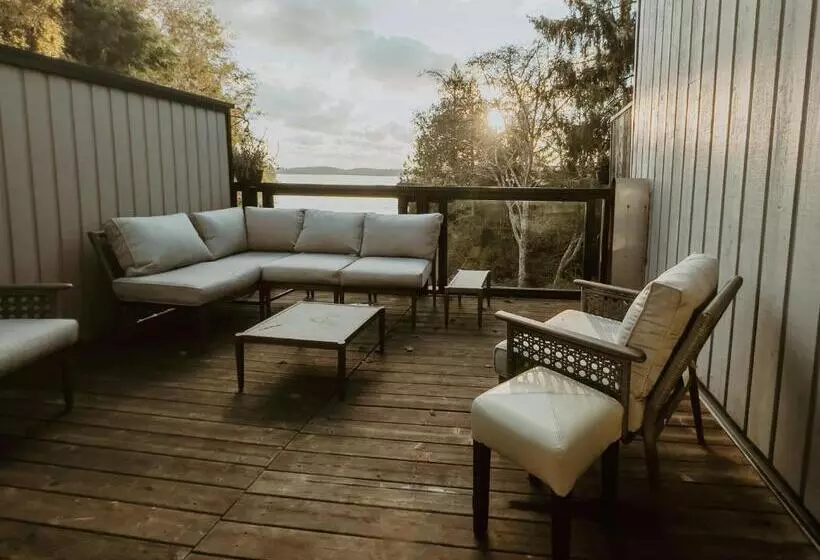 Hotelli Lunar Cove Inn