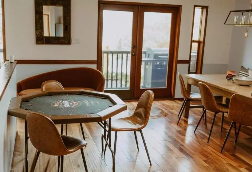 Hotelli Lunar Cove Inn