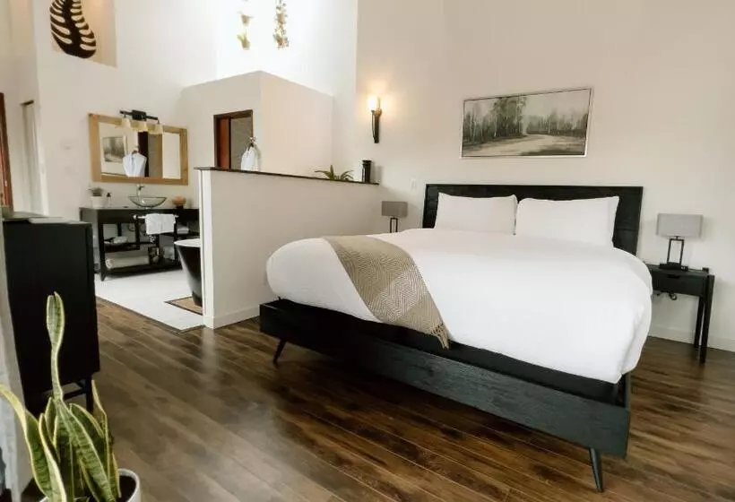 Hotelli Lunar Cove Inn