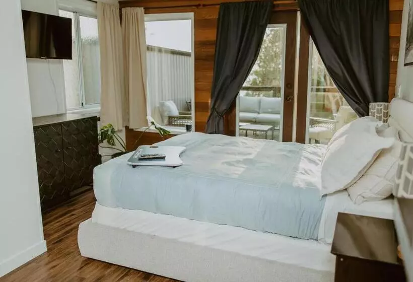Hotelli Lunar Cove Inn