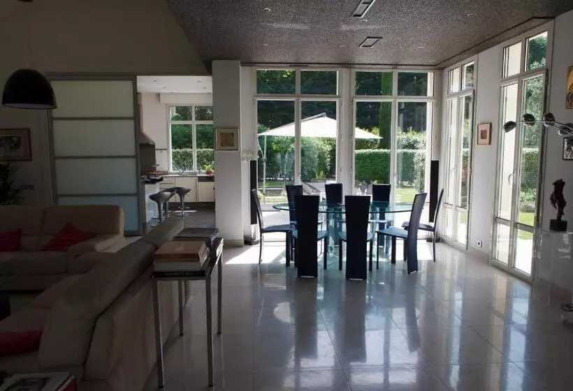 Aamiaismajoitus (B&B) Villa Castoria