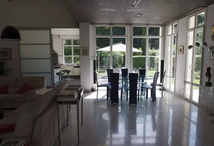 Aamiaismajoitus (B&B) Villa Castoria