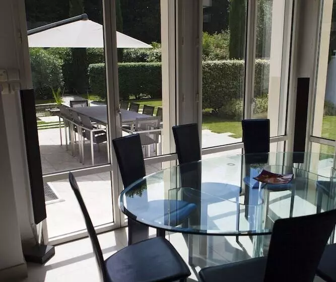 Aamiaismajoitus (B&B) Villa Castoria