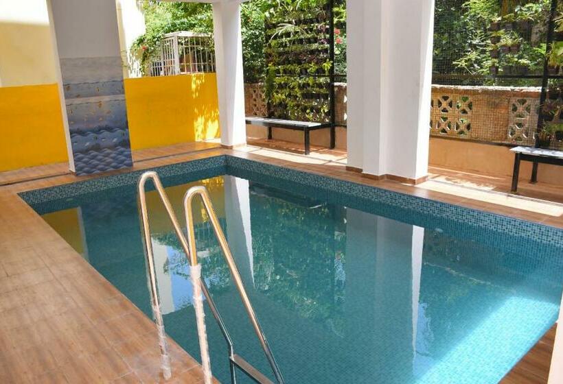 Отель Le Premier Inn With A Swimming Pool , Beside The Bay !