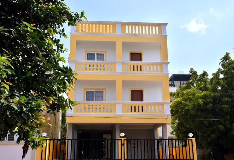 Отель Le Premier Inn With A Swimming Pool , Beside The Bay !