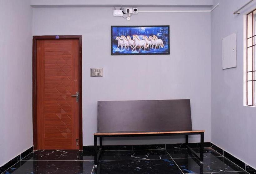 Отель Le Premier Inn With A Swimming Pool , Beside The Bay !