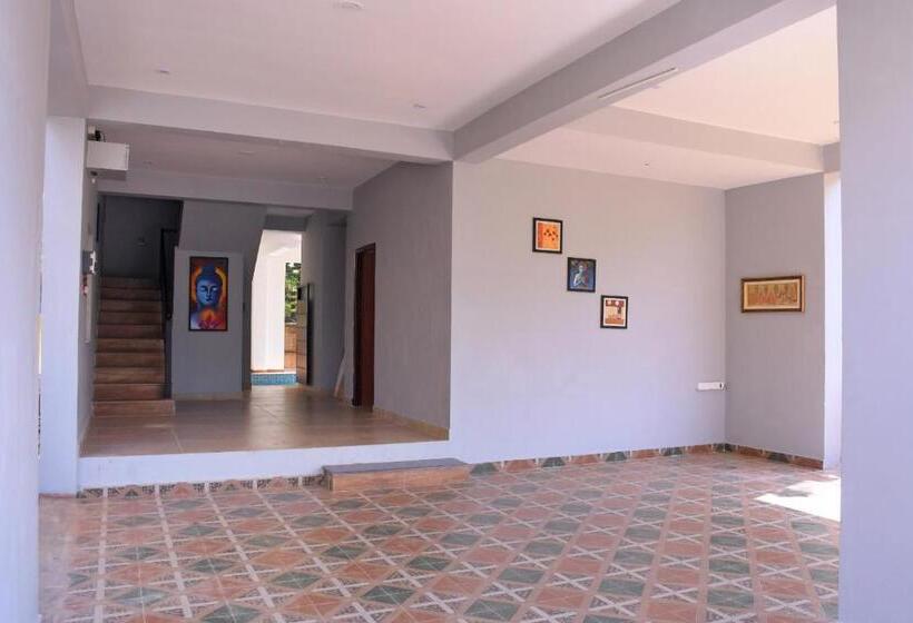 Отель Le Premier Inn With A Swimming Pool , Beside The Bay !