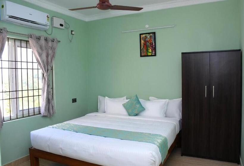 Отель Le Premier Inn With A Swimming Pool , Beside The Bay !