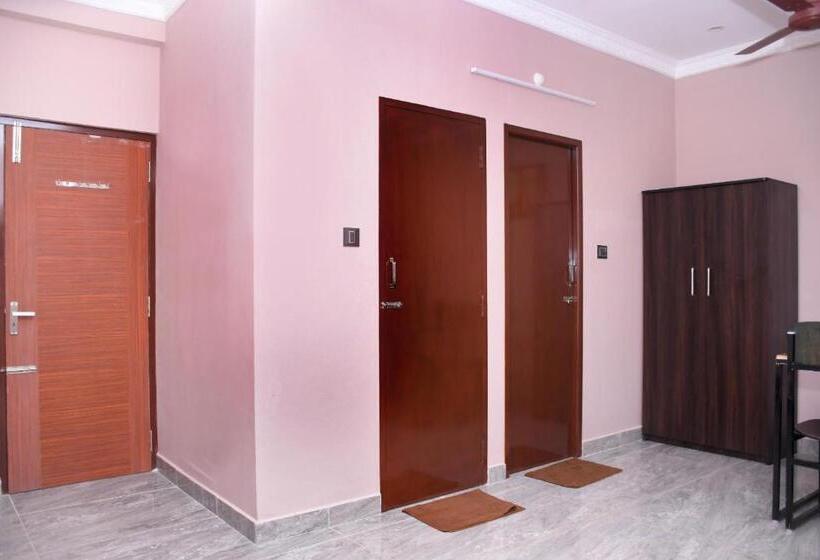 Отель Le Premier Inn With A Swimming Pool , Beside The Bay !