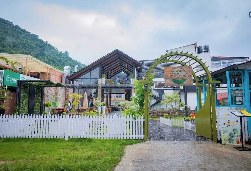 Majestic Lake Front Hotel & Suites