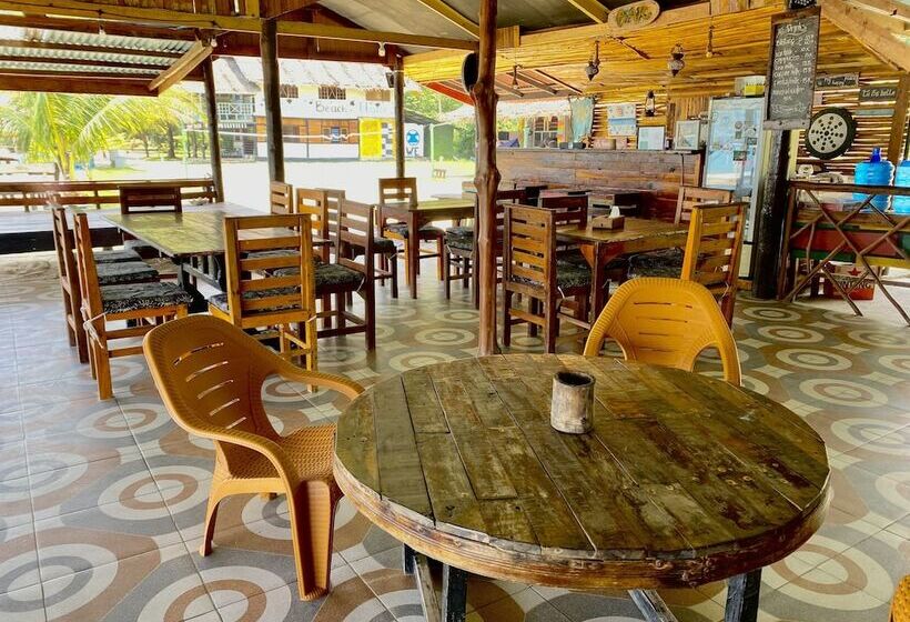 Hostel Ricky S Beach House