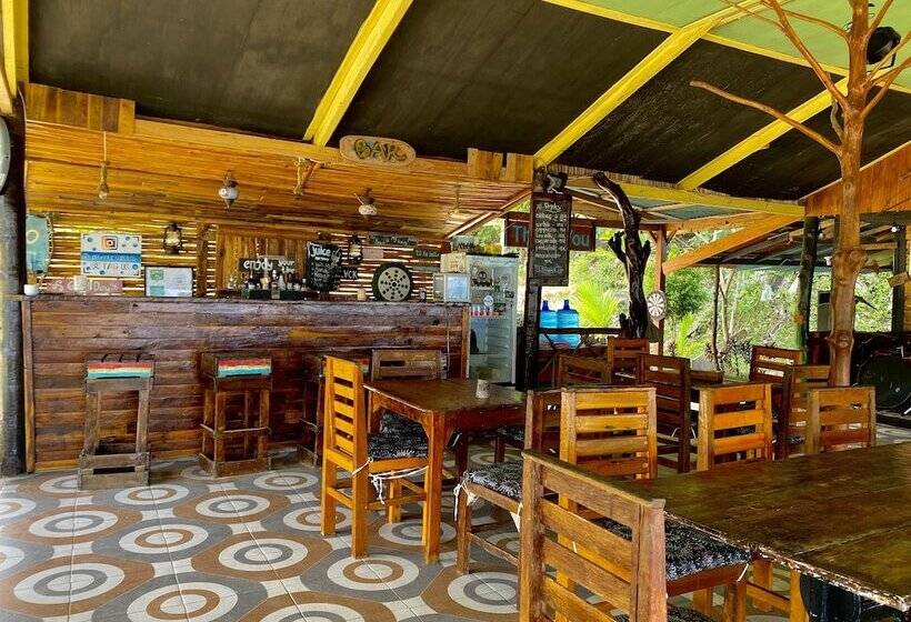 Hostel Ricky S Beach House