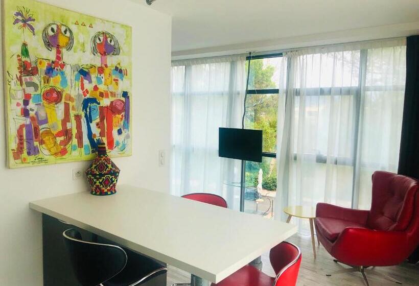 Appart  Hotel La Girafe Marseille Est   Porte D Aubagne
