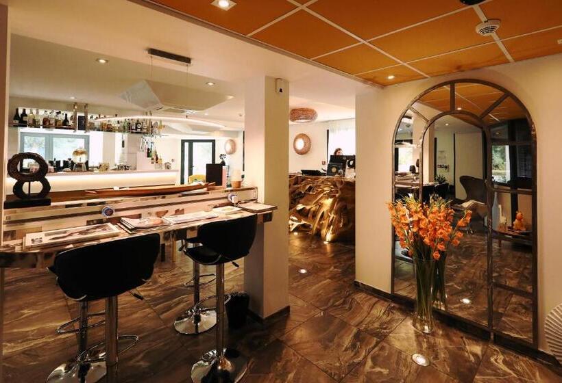 Appart  Hotel La Girafe Marseille Est   Porte D Aubagne