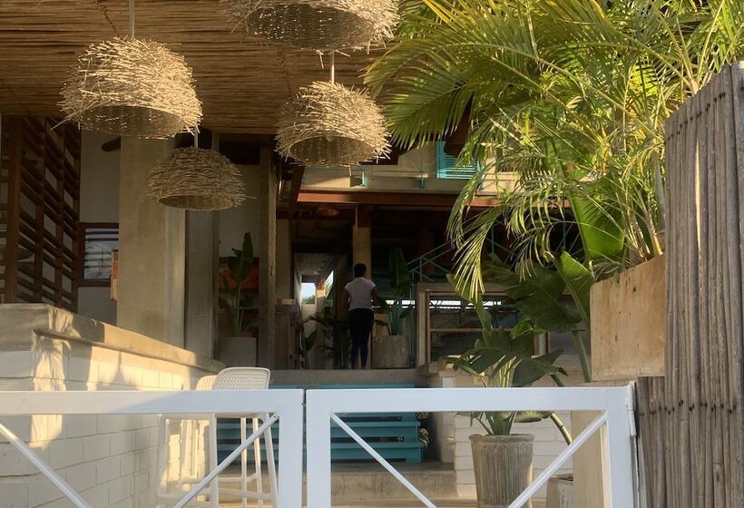 簡易ホテル Muchosur Manzanillo Ctg