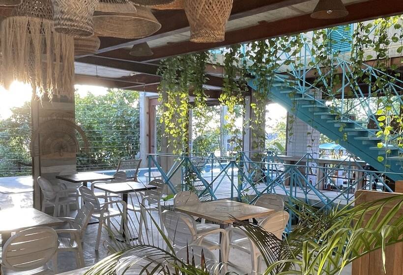 簡易ホテル Muchosur Manzanillo Ctg