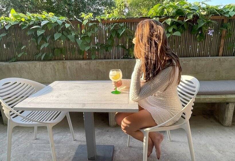 簡易ホテル Muchosur Manzanillo Ctg