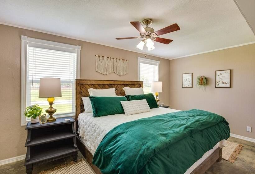 Charming Oklahoma Escape Near Beaches & Golfing!