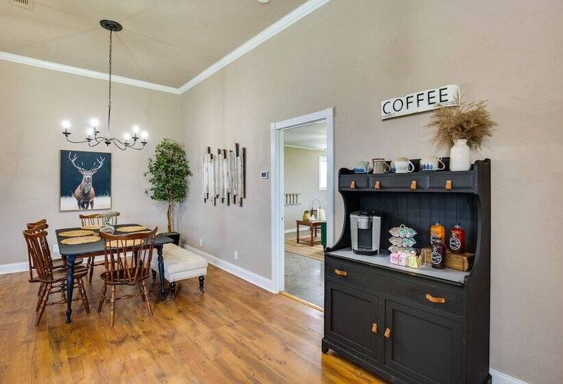 Charming Oklahoma Escape Near Beaches & Golfing!