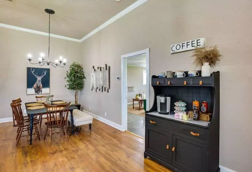 Charming Oklahoma Escape Near Beaches & Golfing!