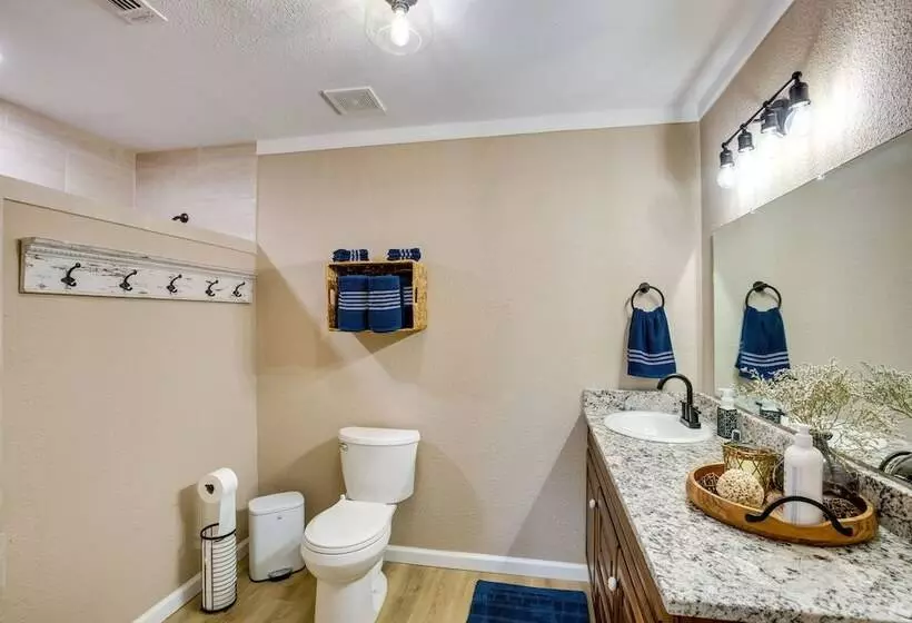 Charming Oklahoma Escape Near Beaches & Golfing!