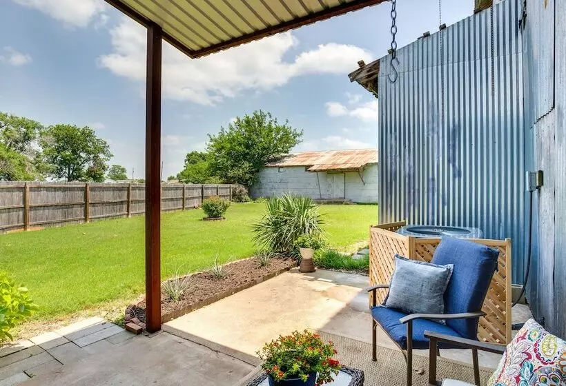 Charming Oklahoma Escape Near Beaches & Golfing!