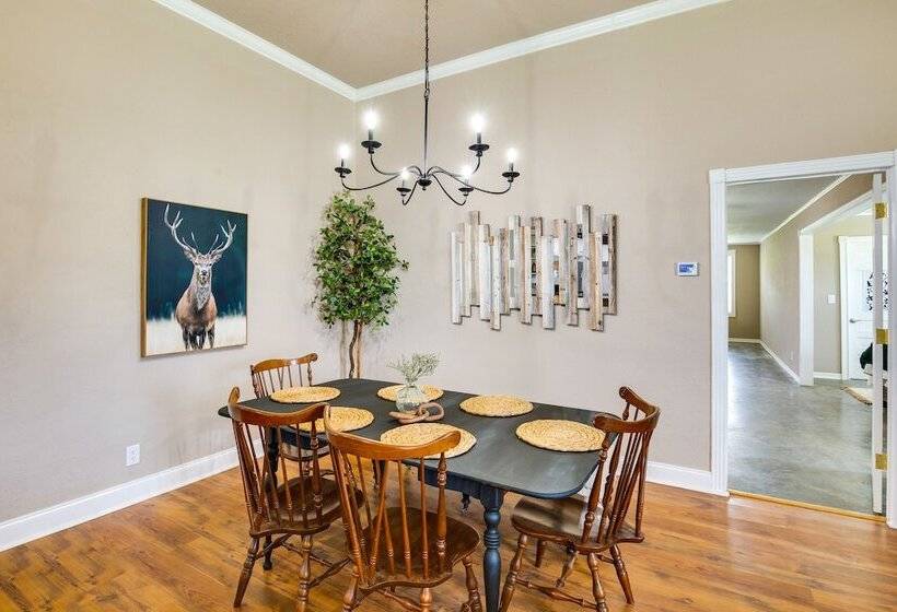 Charming Oklahoma Escape Near Beaches & Golfing!